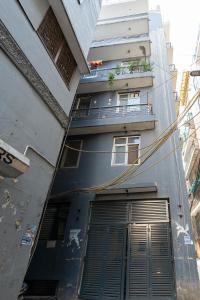 un edificio gris con puerta y ventana en Homlee-Legacy 3BHK Flat in Central DEL-Lift-Terrace, en Nueva Delhi
