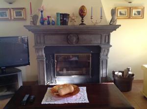 a fireplace with a plate of food on a table at Villa Giulia, a splendid farmhouse in the Marche region in Appignano