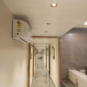 un pasillo de un hospital con aire acondicionado en el techo en Hotel Krishna Park, en Anand