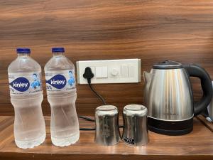 Hotel Shri Raghuvansh的咖啡和沏茶工具