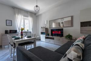 A television and/or entertainment centre at [Duomo/Linate] Parcheggi Gratis e Tram sotto casa