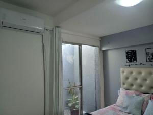 a bedroom with a window and a bed and a window at Kitnet de luxo perto do shopping da ilha in São Luís +6 photos