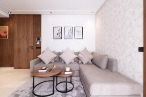 Posezení v ubytování Design 1BR Living Home M5 Stadium Balcony & Private Parking