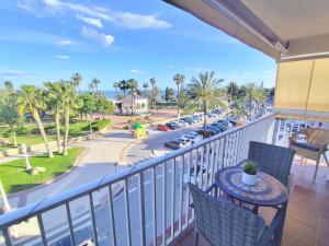 d'un balcon avec une table et des chaises offrant une vue sur la rue. dans l'établissement Apartamento El Nido, à Torre del Mar