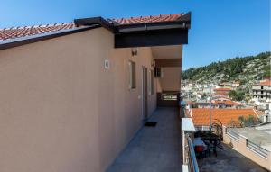 Un balcón con vista a una ciudad en Lovely Apartment In Ploce With Wifi, en Ploče 20 fotos más