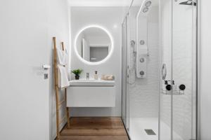 カマラ・デ・ロボスにあるOceanfront Elegance Madeira Retreatの洗面台と鏡のある白いバスルーム +35枚の写真