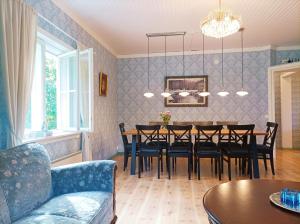 a dining room with a table and chairs at Villa Metsänvartija in Vihtijärvi