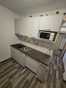 Kuchyňa alebo kuchynka v ubytovaní Chill Out Beach Apartments