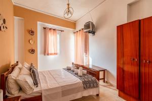 Ένα ή περισσότερα κρεβάτια σε δωμάτιο στο CozyCity2-Bedroom Apartment for3 by Alecos Studios