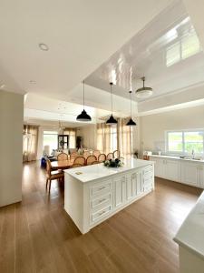 Η κουζίνα ή μικρή κουζίνα στο Private Villa in San Antonio