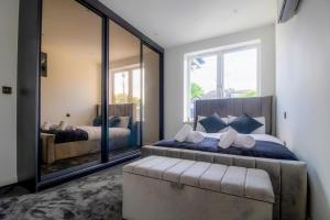 Ένα ή περισσότερα κρεβάτια σε δωμάτιο στο Luxury 4-Bedroom High-End Home, Includes Jacuzzi and Pool Table +100 φωτογραφίες