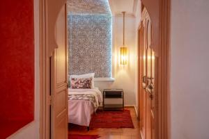 Postel nebo postele na pokoji v ubytování Riad dar ennakhla
