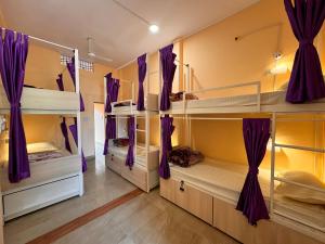 Uma cama ou camas num quarto em The Backpackstack Hostels and Cafe