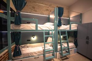 Giường trong phòng chung tại Vega 43 Hostel +32 ảnh