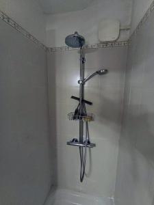 baño con ducha con varias cestas en la pared en La maison de Jules, en Saint-Guilhem-le-Désert 30 fotos más