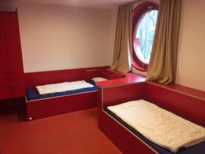 una habitación con dos literas y una ventana en Jugendherberge Berlin - Am Wannsee, en Berlín