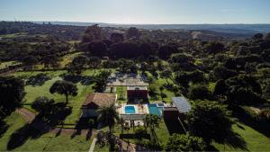 an aerial view of a house with a swimming pool at Villaggio dos Pássaros in Paranoá