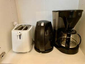 a coffee maker and a blender on a counter at Kleine Auszeit Ferienwohnung Vakantiewoning nähe Bosenbergklinik mit Parkplatz, Haustiere willkommen in Sankt Wendel