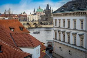 Výhled na řeku, která protéká v blízkosti hotelu