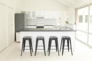 Η κουζίνα ή μικρή κουζίνα στο Sea Breeze Getaway, secluded family home filled with relaxation