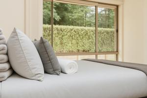 Ένα ή περισσότερα κρεβάτια σε δωμάτιο στο Sea Breeze Getaway, secluded family home filled with relaxation