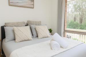 Ένα ή περισσότερα κρεβάτια σε δωμάτιο στο Sea Breeze Getaway, secluded family home filled with relaxation +19 φωτογραφίες