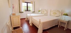 a bedroom with two beds and a window at Apartamento Neptuno in Benagil