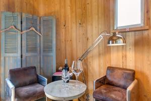 a room with two chairs and a table and a lamp at Coup 2 Foudres in Saint-Jean-de-Blaignac