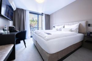 Postel nebo postele na pokoji v ubytování Hotel Kronjuwel by BRIGHT - NEU RENOVIERT - NEWLY RENOVATED