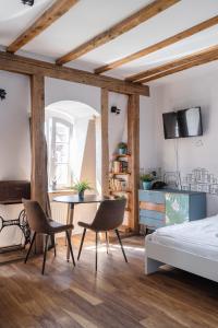 Μια τηλεόραση ή/και κέντρο ψυχαγωγίας στο RentPlanet - Apartamenty Stare Miasto