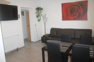 a living room with a couch and a table at Leocata-Sangiorgio in Neckartailfingen
