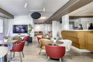 un restaurant avec des tables, des chaises et un comptoir dans l'établissement Best Western Hotel Residence Italia, à Quartu SantʼElena
