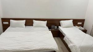 Hotel Shri Raghuvansh客房内的一张或多张床位