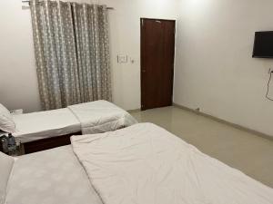 Hotel Shri Raghuvansh客房内的一张或多张床位