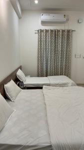 Hotel Shri Raghuvansh客房内的一张或多张床位