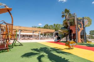 ヴァンドルにあるCamping Domaine de la Yoleの遊び場付き公園
