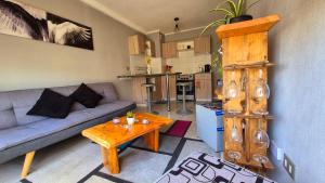 a living room with a couch and a table at Departamento Quilpué full equipado in Quilpué