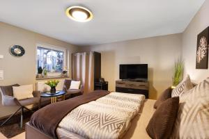 コトブスにあるFerienwohnung Kleine Auszeitのベッドと薄型テレビのある寝室