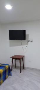 TV a/nebo společenská místnost v ubytování Apartamentos con estacionamiento cerca al parque