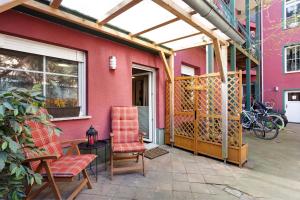 コトブスにあるFerienwohnung Kleine Auszeitのパティオ(椅子2脚付)