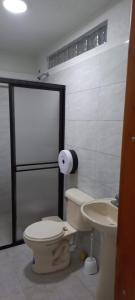 Koupelna v ubytování Apartamentos con estacionamiento cerca al parque