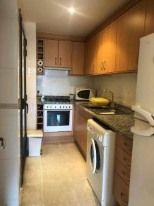 Una cocina con lavadora y secadora. en Apartment in Sant Feliu de Guixols, en Sant Feliu de Guíxols