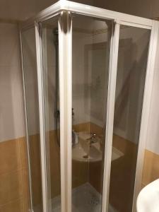 una ducha de cristal en un baño con lavabo en Apartment in Sant Feliu de Guixols, en Sant Feliu de Guíxols