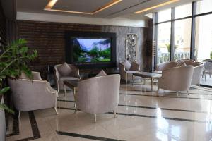 TV a/nebo společenská místnost v ubytování Rival Hotel Amman