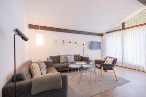 Un lugar para sentarse en Ferienwohnpark Immenstaad am Bodensee Satteldachhaus Typ 9 SD 73