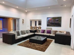 Ban Nong ChaengにあるPattaya Serenity Oasis 8BR Pool Villa for Great Vacationsのソファとコーヒーテーブルのあるリビングルーム