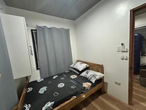 a small bedroom with a bed in a room at Langlang house in Dutunan