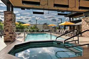 Bazén v ubytování Delta Hotels by Marriott Kamloops nebo v jeho okolí