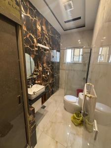 Phòng tắm tại Cozy 3BDR Kitchen Lounges DHA phase 9 Lahore