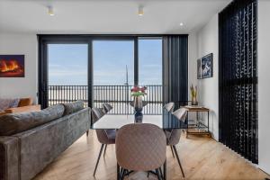un salon avec un canapé et une table dans l'établissement Luxurious Oceanfront - NEW Listing!, à Reykjavik